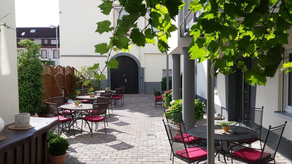 Hotel-Restaurant Pfaelzer Hof Еденкобен Екстер'єр фото